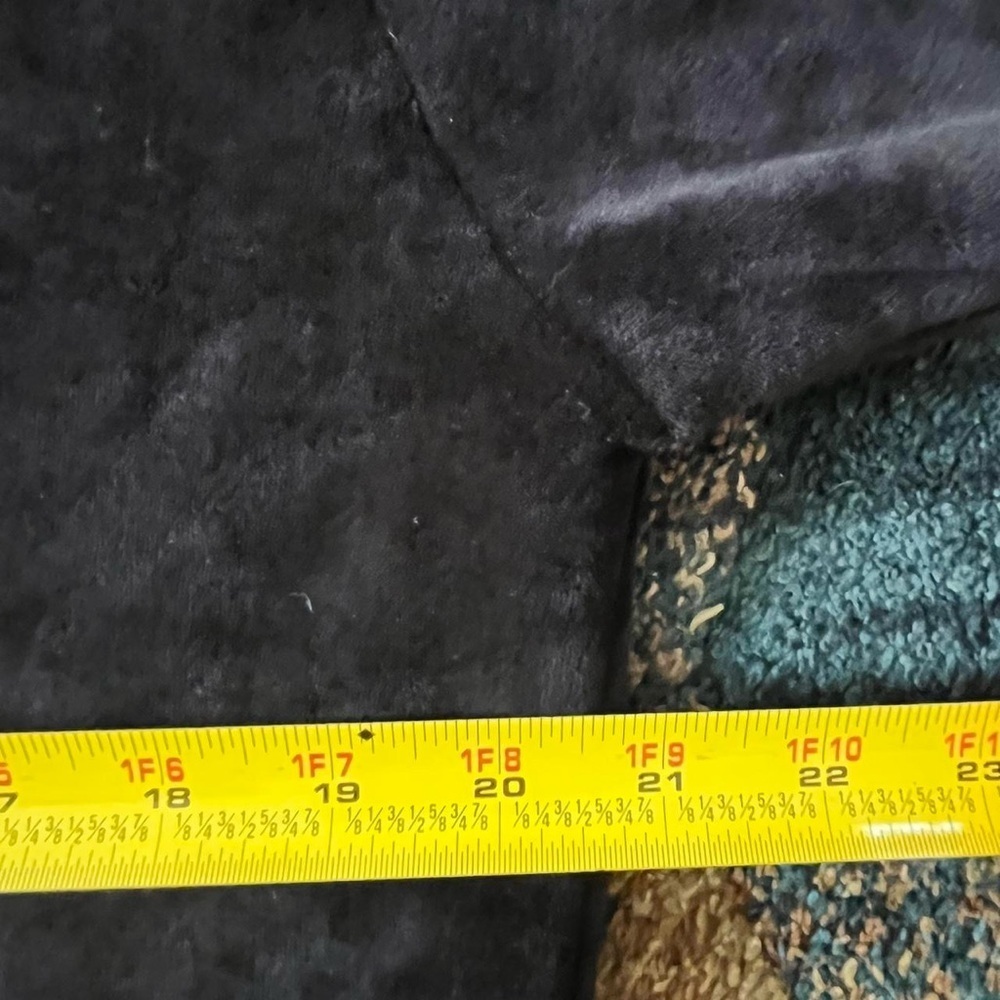 Black velour zip-up hoodie with faux fur trim #y2kfashion #velourhoodie
-878 - Picture 4 of 5
